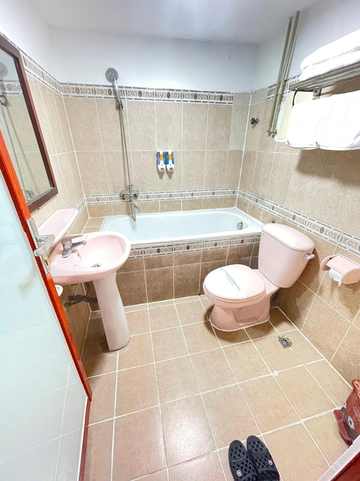 Nhat Tan Hotel ハノイ市 エクステリア 写真