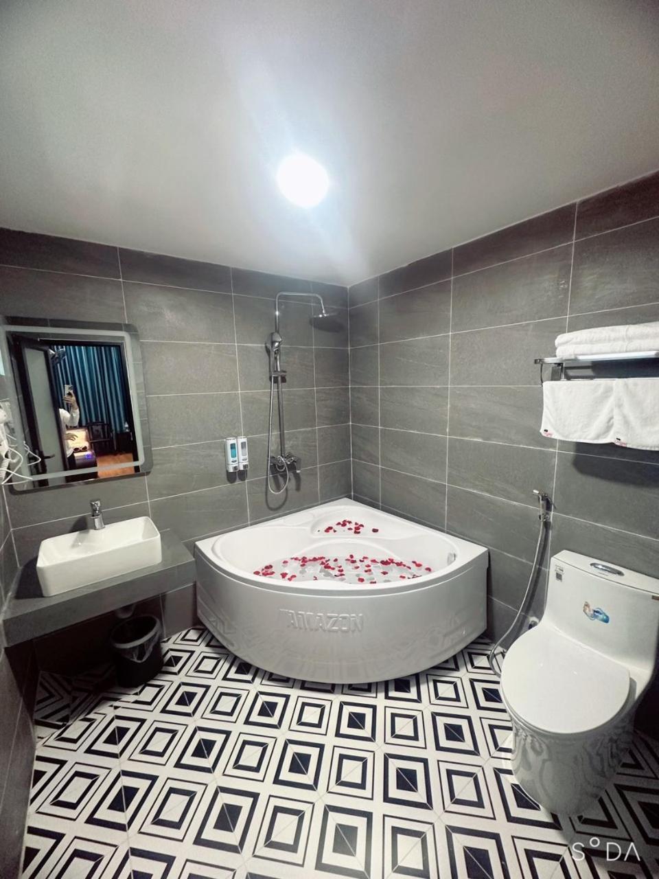 Nhat Tan Hotel ハノイ市 エクステリア 写真